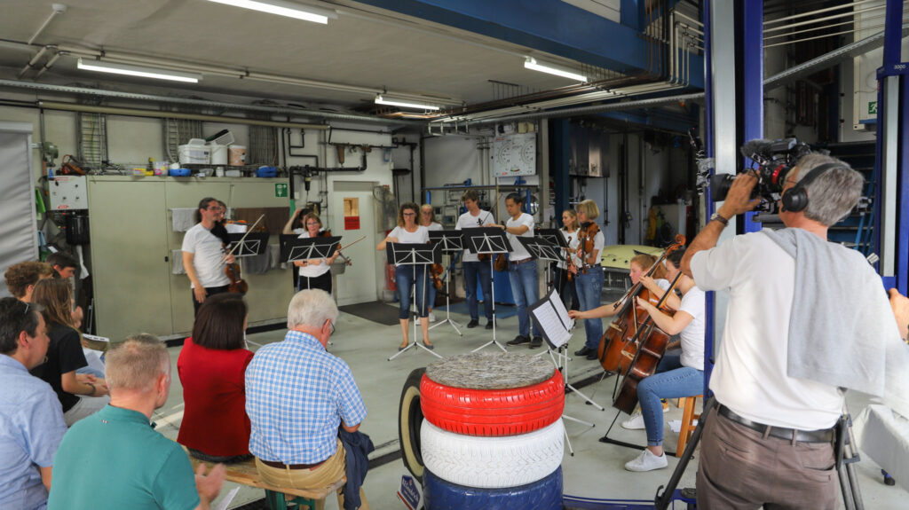 Orchester bei einer Pause beim Werkstatt-Konzert